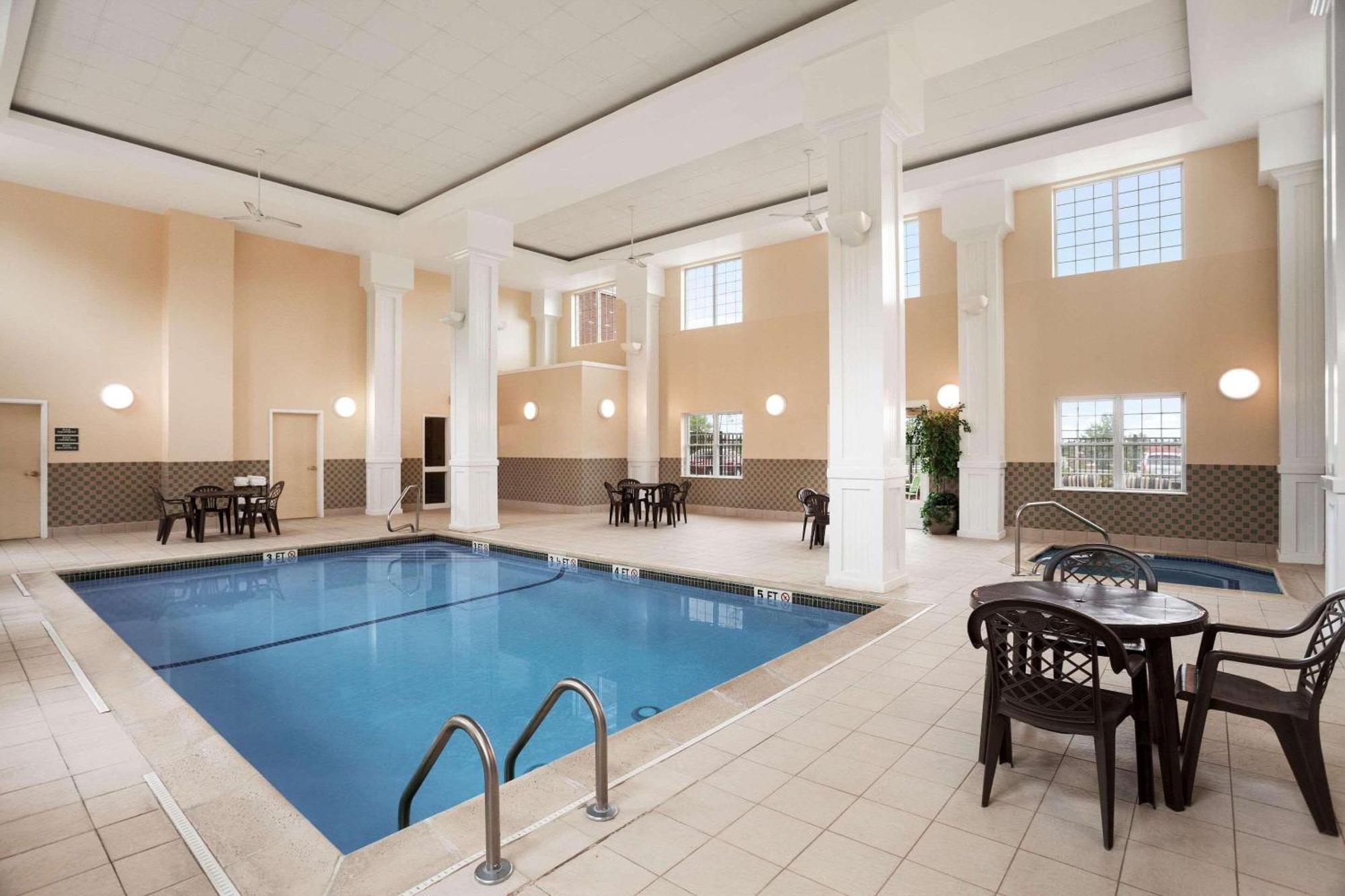 Four Points By Sheraton Bedford Manchester Airport Exterior photo
